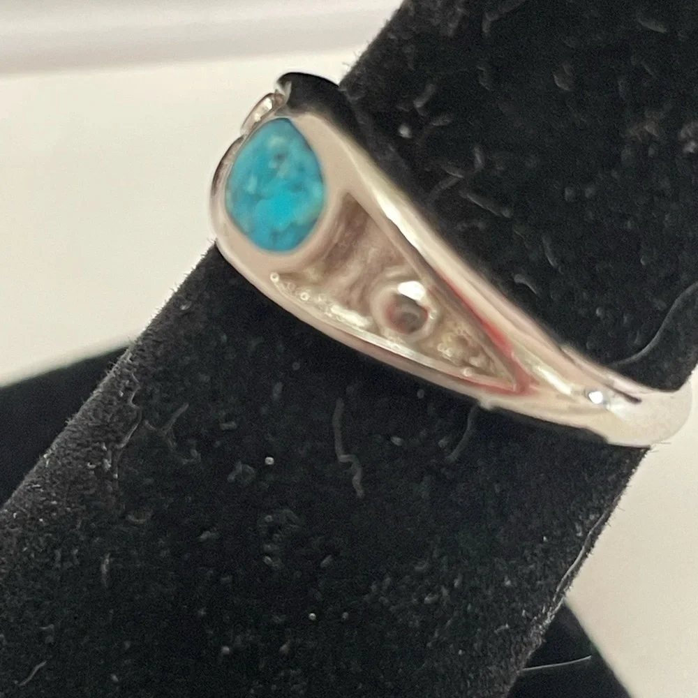 Elegant Silver Tone Ring with Blue Gemstone Chips Size 6